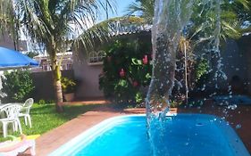 Casa com PISCINA no CENTRO - Estacionamento PRIVATIVO - 650m do Shopping JL